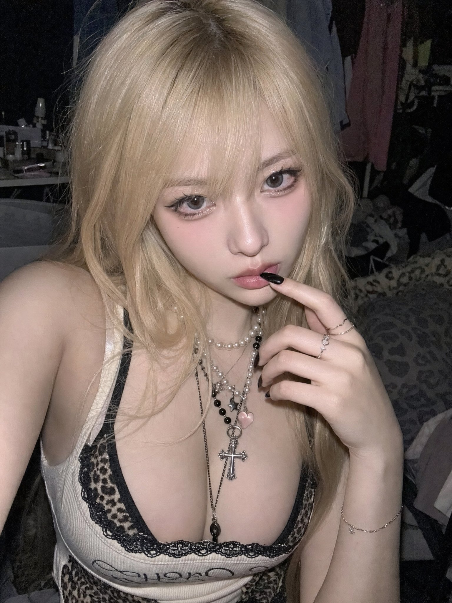 AI prompt example image: Dim bedroom blonde phone selfie in Portrait & People