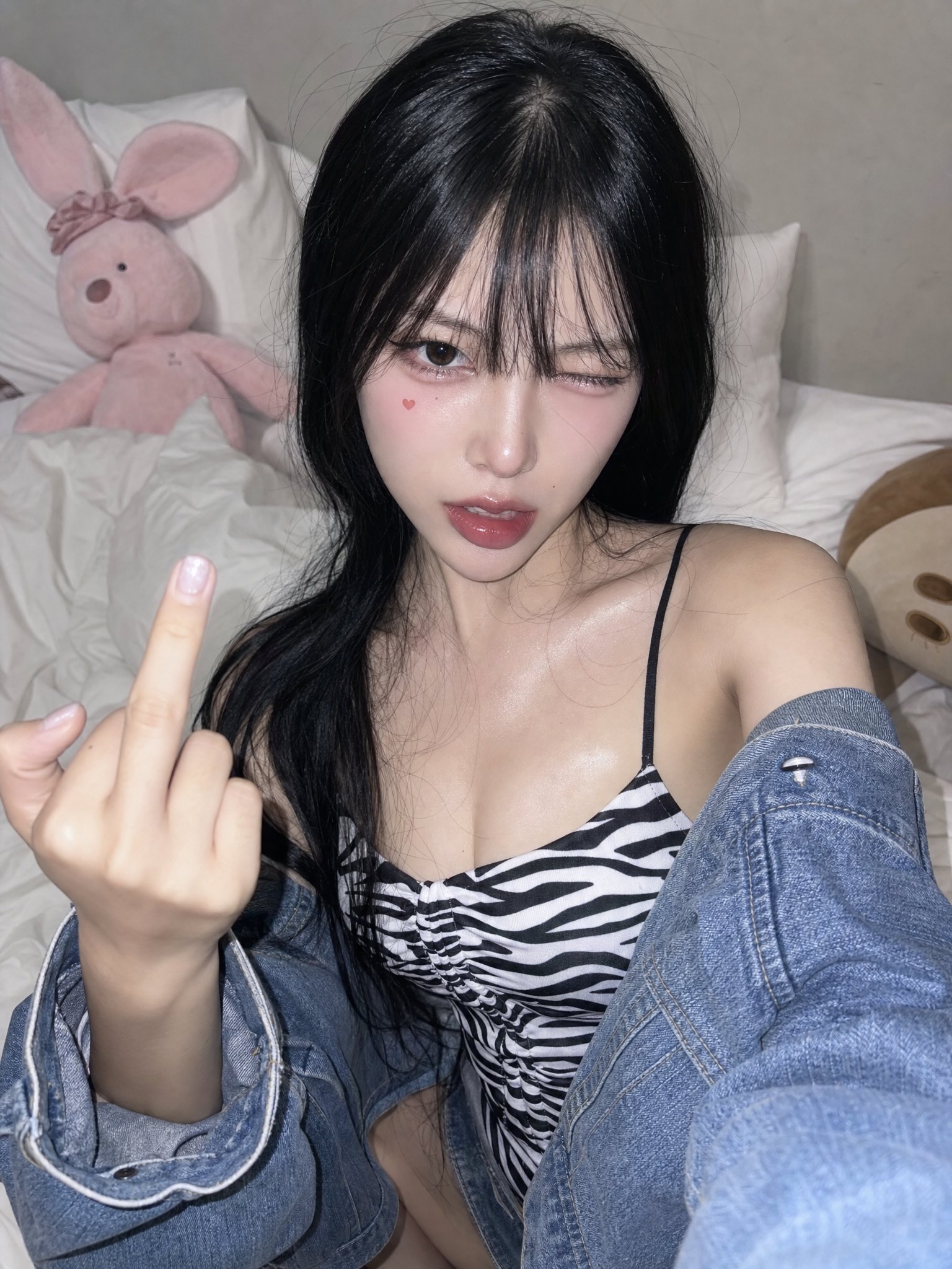 AI prompt example image: East asian phone-flash bedroom selfie in Portrait & People